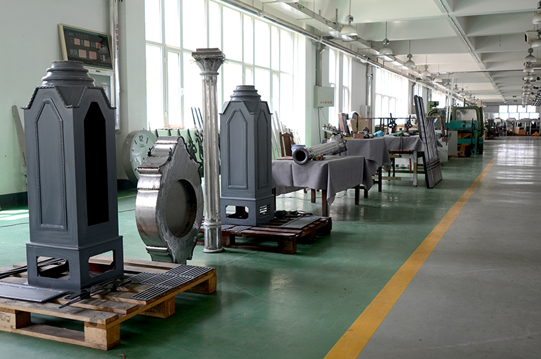 Clock structures and housings arranged in the workshop.
